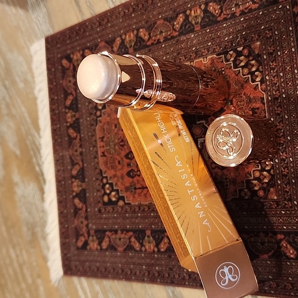 Anastasia Beverly Hills Other - Anastasia Stick Highlighter - Pink Diamond - With Built in Brush